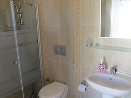 Villasevval-sleeps8-pool-bbq-ac-neartown