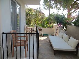 Villasevval-sleeps8-pool-bbq-ac-neartown