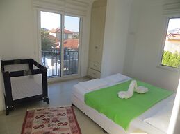 Villasevval-sleeps8-pool-bbq-ac-neartown