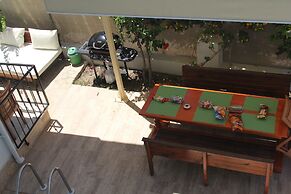 Villasevval-sleeps8-pool-bbq-ac-neartown