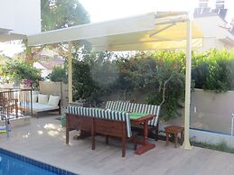 Villasevval-sleeps8-pool-bbq-ac-neartown