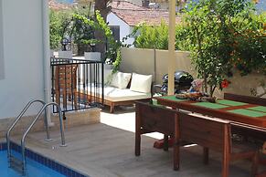 Villasevval-sleeps8-pool-bbq-ac-neartown