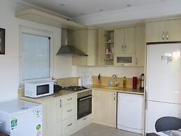 Villasevval-sleeps8-pool-bbq-ac-neartown