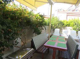 Villasevval-sleeps8-pool-bbq-ac-neartown