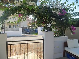 Villasevval-sleeps8-pool-bbq-ac-neartown