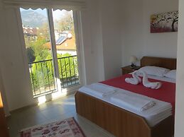 Villasevval-sleeps8-pool-bbq-ac-neartown