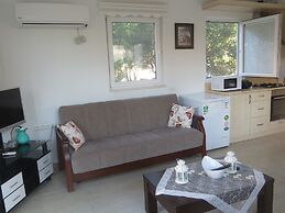 Villasevval-sleeps8-pool-bbq-ac-neartown