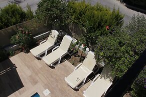 Villasevval-sleeps8-pool-bbq-ac-neartown