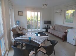 Villasevval-sleeps8-pool-bbq-ac-neartown