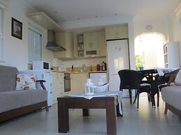 Villasevval-sleeps8-pool-bbq-ac-neartown