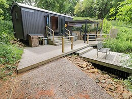 The Shepherds Hut at Bridge Lake Farm & Fishery