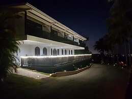 Mountain and Ocean View Lodge