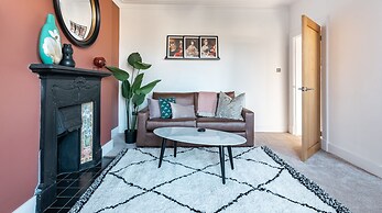 Kensington Place - 4 Bedroom Home w Free Parking