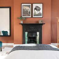 Kensington Place - 4 Bedroom Home w Free Parking