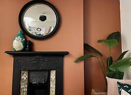 Kensington Place - 4 Bedroom Home w Free Parking