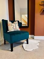 Kensington Place - 4 Bedroom Home w Free Parking