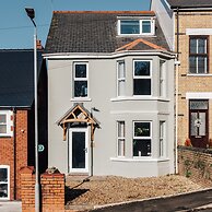 Kensington Place - 4 Bedroom Home w Free Parking