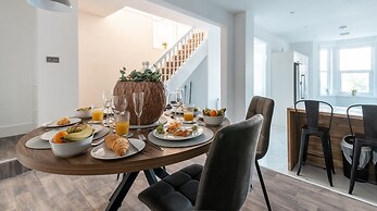 Kensington Place - 4 Bedroom Home w Free Parking