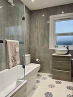 Kensington Place - 4 Bedroom Home w Free Parking