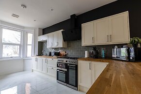 Kensington Place - 4 Bedroom Home w Free Parking