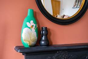 Kensington Place - 4 Bedroom Home w Free Parking