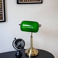 Kensington Place - 4 Bedroom Home w Free Parking