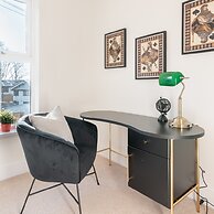 Kensington Place - 4 Bedroom Home w Free Parking