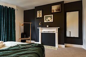 Kensington Place - 4 Bedroom Home w Free Parking