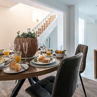 Kensington Place - 4 Bedroom Home w Free Parking