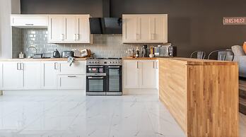 Kensington Place - 4 Bedroom Home w Free Parking