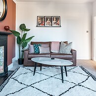 Kensington Place - 4 Bedroom Home w Free Parking