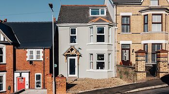 Kensington Place - 4 Bedroom Home w Free Parking