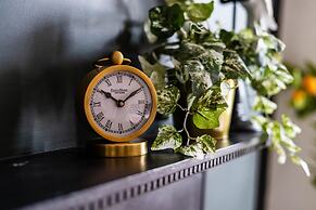 Kensington Place - 4 Bedroom Home w Free Parking