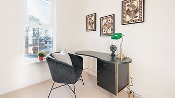 Kensington Place - 4 Bedroom Home w Free Parking