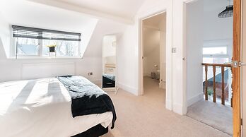 Kensington Place - 4 Bedroom Home w Free Parking