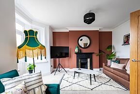 Kensington Place - 4 Bedroom Home w Free Parking