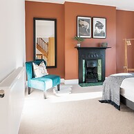 Kensington Place - 4 Bedroom Home w Free Parking