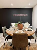 Kensington Place - 4 Bedroom Home w Free Parking