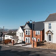 Kensington Place - 4 Bedroom Home w Free Parking