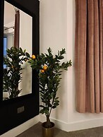 Kensington Place - 4 Bedroom Home w Free Parking