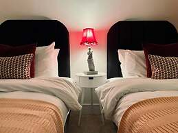 Kensington Place - 4 Bedroom Home w Free Parking