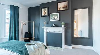 Kensington Place - 4 Bedroom Home w Free Parking