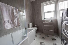 Kensington Place - 4 Bedroom Home w Free Parking