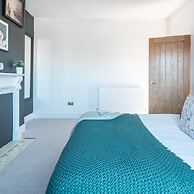 Kensington Place - 4 Bedroom Home w Free Parking