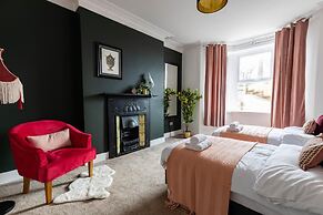 Kensington Place - 4 Bedroom Home w Free Parking