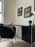 Kensington Place - 4 Bedroom Home w Free Parking