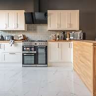 Kensington Place - 4 Bedroom Home w Free Parking