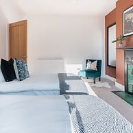 Kensington Place - 4 Bedroom Home w Free Parking