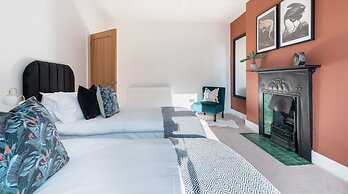 Kensington Place - 4 Bedroom Home w Free Parking