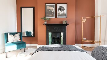 Kensington Place - 4 Bedroom Home w Free Parking